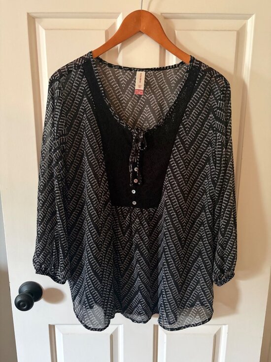 No Boundaries Tops - Women's No Boundaries Chevron Tunic Size 2X Lace and Tie-front Neckline